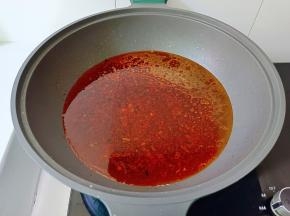 加入适量的水或者高汤。