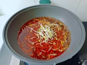 水开后加入豆芽。