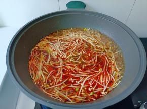 煮熟先捞出来放盘里。