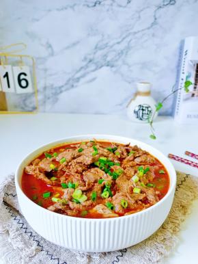 把牛肉放蔬菜上面，加蒜泥，葱花，淋热油即可享用。