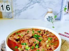 把牛肉放蔬菜上面，加蒜泥，葱花，淋热油即可享用。