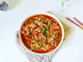 牛肉嫩滑，金针菇脆爽开胃，汤汁拌饭是一绝！