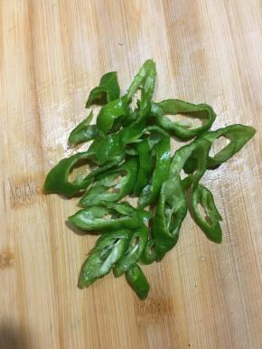 螺丝椒洗净去籽切圈。