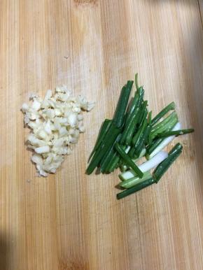 蒜头切末，香葱洗净切段。