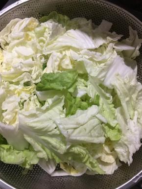 水白菜洗净切段。