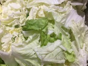 水白菜洗净切段。