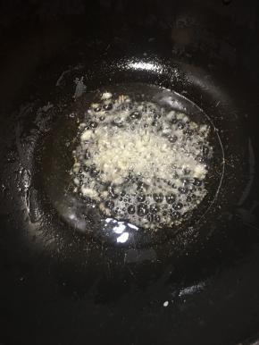 锅里加入油，大火烧热，下入蒜末煸出香味。