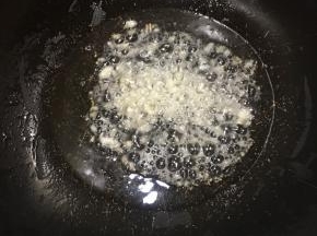 锅里加入油，大火烧热，下入蒜末煸出香味。