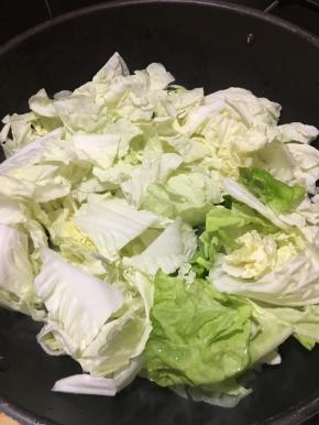 倒入水白菜翻炒几下。