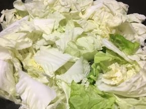 倒入水白菜翻炒几下。