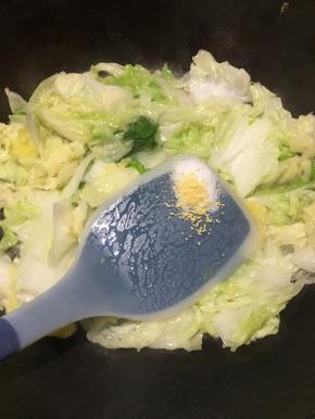 开盖调入盐和鸡精，翻炒几下。