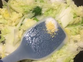 开盖调入盐和鸡精，翻炒几下。