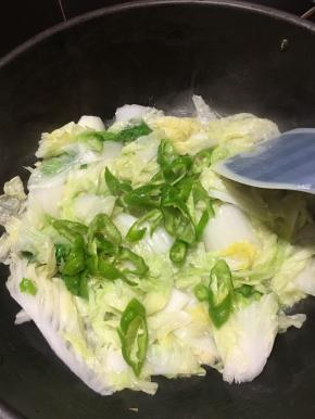 下入螺丝椒翻炒几下。