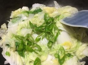 下入螺丝椒翻炒几下。