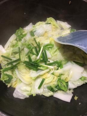 下入葱段即可关火。