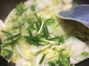 下入葱段即可关火。