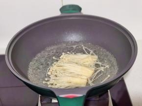 金针菇洗净煮熟，捞出过冷水。