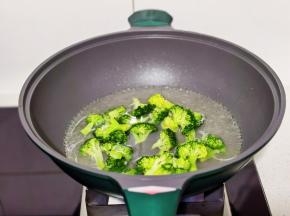 西兰花焯水40秒捞出过冷水。