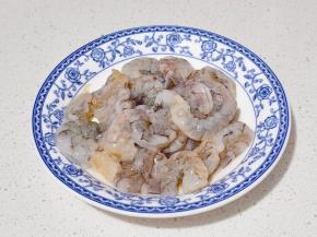 基围虾剥虾仁洗净。