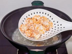 水开下虾仁煮熟捞出。