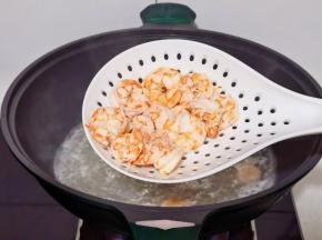 水开下虾仁煮熟捞出。