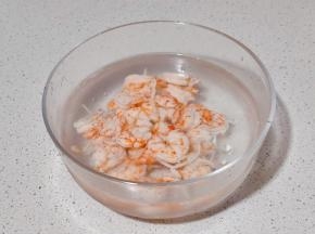 放冰水中，这样虾仁口感更好。