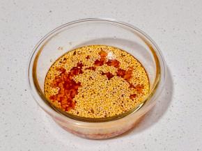 芝麻，蒜末，辣椒粉，泼热油搅拌均匀。