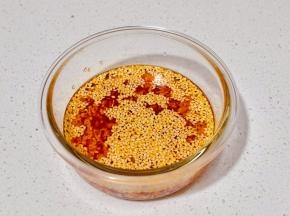 芝麻，蒜末，辣椒粉，泼热油搅拌均匀。