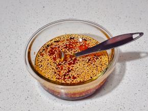 加入酱油，蚝油，米醋，糖，盐搅拌均匀。