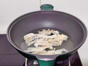 鸡爪冷水下锅加1勺料酒烧开撇出浮沫，煮13分钟。