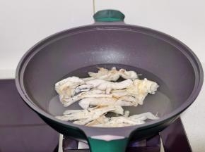 鸡爪冷水下锅加1勺料酒烧开撇出浮沫，煮13分钟。
