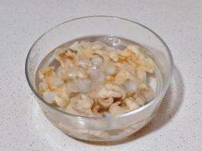 捞出放入冰水中。