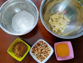 将食材称量好，黄油软化，核桃仁掰成小块