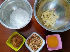 将食材称量好，黄油软化，核桃仁掰成小块