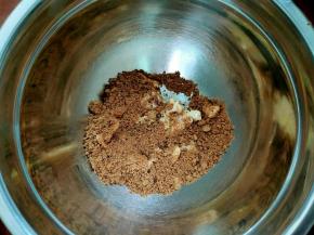 将红糖加入到软化好的黄油中