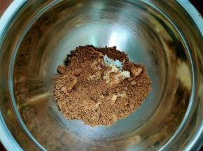 将红糖加入到软化好的黄油中