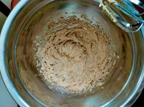 用电动打蛋器将红糖黄油混合物打发