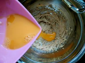 全蛋液分三次加入，上一次打均匀后再加入下一次的全蛋液