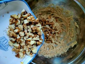 将核桃仁全部加入到打发好的黄油混合物中