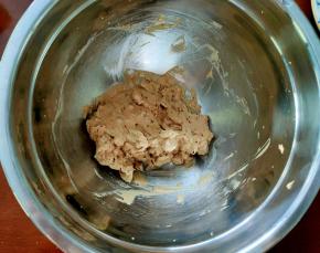 用刮刀搅拌均匀