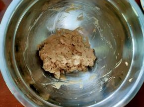 用刮刀搅拌均匀