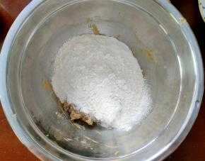 筛入低筋面粉