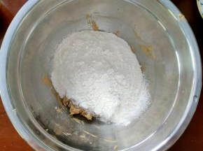 筛入低筋面粉