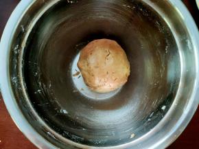 用刮刀拌成均匀面团，或者是戴上手套直接上手抓成团，我更倾向于后者直接上手