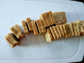 整形好的面团放入冰箱冷冻一小时以上，拿出切成大概0.8厘米厚的片状