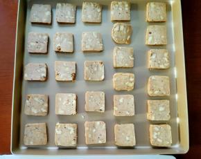 将切好的饼干码入不粘烤盘中