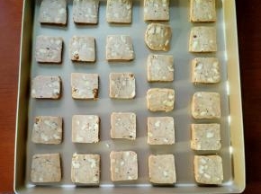 将切好的饼干码入不粘烤盘中
