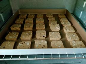 送入事先预热好的烤箱，180度上下火，中层，烤12分钟