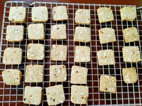 烤好取出，放在晾凉网上，等不那么烫了就可以开吃啦