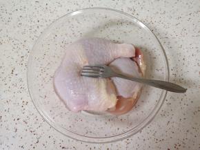 鸡全腿洗干净，用叉子扎满小孔，腌制的时候好入味。